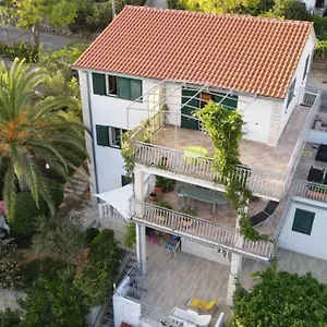 Palm Tree House Apartament Slatine